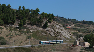 Invio di automotrici ALn668 serie 1900 in livrea originale, di ritorno in Sicilia, da Agrigento a Caltanissetta, per effettuare, il giorno successivo, un treno storico da Licata a Porto Empedocle.