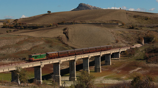 Uno dei tanti viadotti sulla variante della linea realizzata in seguito alla chiusura del lago di Conza, tra quest'ultima località e Calitri.