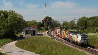 La prima foto della giornata, poco dopo il confine italiano, è a una 193 di ELL (European Locomotive Leasing), la 822, al posto di incrocio di Rodik. Ci ritorneremo...