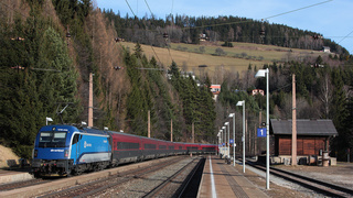 Railjet in direzione Vienna con in spinta la 1216 233 delle ferrovie ceche in livrea azzurra