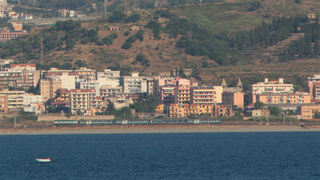 Ripreso dalla Nave Traghetto Riace, in navigazione sullo stretto, la prima foto del tour calabrese è ... in Sicilia, l