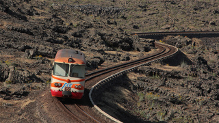 RALn64.05, ex scartamento ridotto FS, in transito in discesa lungo la sciara di Bronte, in un altra angolazione