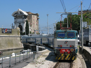 Regionale per Ancona Marittima in ingresso sui binari portuali.
