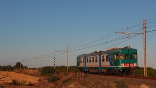 Transito a piena velocità per la ALn668 1060, unica esemplare della serie 1000 presente attualmente in Sicilia, impegnata con un regionale da Catania Centrale a Caltanissetta Centrale