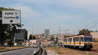 Ripartenza dal capolinea di Giardinetti per il convoglio Firema ET823, sulla tratta oramai chiusa della Ferrovia Roma Centocelle.