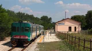 Transito nella fermata di Fontecchio per questa doppia di ALn668, in testa la 3327.