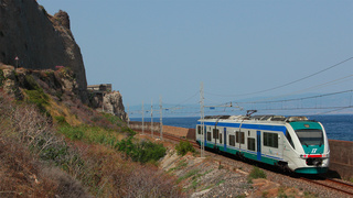 Minuetto Elettrico 064 impegnato con un regionale da Catania Centrale a Messina Centrale