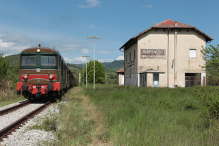 A pochi km dalla partenza, prima dalla salita, ecco il transito presso la ex stazione di Montenero.