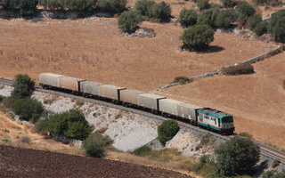 Particolare sulla vallata vicino Donnafugata, il treno sembra essere parte integrante di un...diorama!
