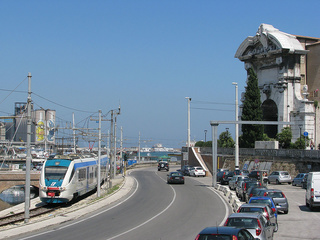 Sulla tratta oramai chiusa al traffico, il minuetto elettrico 093 effettua un regionale da Ancona Marittima ad Ancona.