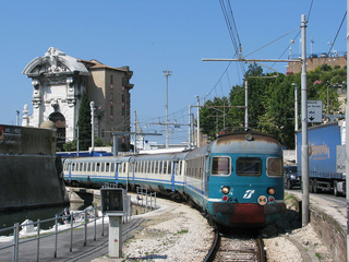 Convoglio di ALe841 con un regionale per Fabriano da Ancona Marittima.
