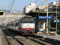 Ingresso a Falconara Marittima per questo Intercity dalla Puglia verso Milano Centrale, titolare la E444 068.