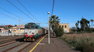 La E655 523 qui ripresa in transito da Guardia-Mangano-Santa Venerina con un merci straordinario (e decisamente fuori orario), in una inquadratura all antica, con poco panorama e tanto treno.