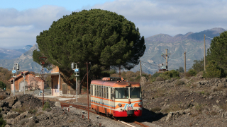 Primo piano sulla fermata di Cerro e la ADe15 impegnata con il treno 24 da Riposto a Randazzo