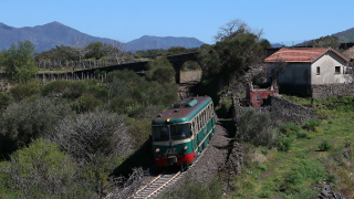 La ADe14 della Ferrovia Circumetnea è qui ripresa in discesa a pochi chilometri da Randazzo, in località Solicchiata, impegnata con il treno 24 da Riposto a Randazzo.