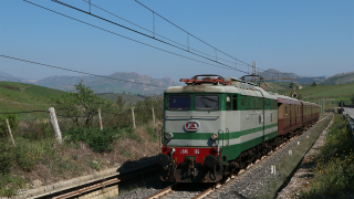 LA E646 196 è in ronzante ripartenza da Comitini verso Aragona, e Porto Empedocle, in occasione del treno storico di Domenica 24 Marzo 2019 da Palermo Centrale.