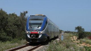 Il Minuetto Diesel 097 è quì ripreso nei pressi della fermata di Fontane Bianche (SR), impegnato con il regionale 12828 da Siracusa a Rosolini.