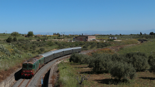 Il primo treno della giornata è in carico a questa doppia trazione composta dal D445 1006 e dal D345 1121, macchine entrambe siciliane, insieme a questa meravigliosa composizione di 4 carrozze BZ grigio ardesia, poco prima del segnale di avviso di Militello in Val di Catania.