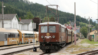 Composizione storica in sosta a Mariazell, ripresa da un