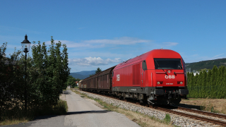 La OBB 2016 028 è qui ripresa tra i vialetti del simpatico centro abitato di Bad Fischau, quasi integrata con l