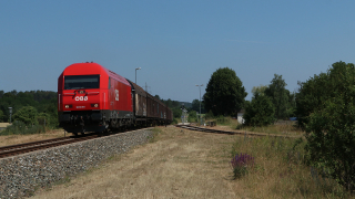 La OBB 2016 019 è qui ripresa in uscita dalla stazione di Feuerwerksanstalt, con ben visibile sulla destra il binario per il raccordo per la locale fabbrica di manufatti di cemento, con un merci da Gutenstein verso Wiener Neustadt.