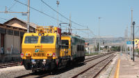 Appena giunto in stazione a Osimo, assisto a un transito di questo invio verso nord di un carrello lavori TE, in testa un E656.