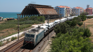 Transito, purtroppo in controluce, per la E493 101 di NordCargo, impegnata con il merci di furgoni SEVEL da Torino di Sangro, poco a nord di Porto Recanati.