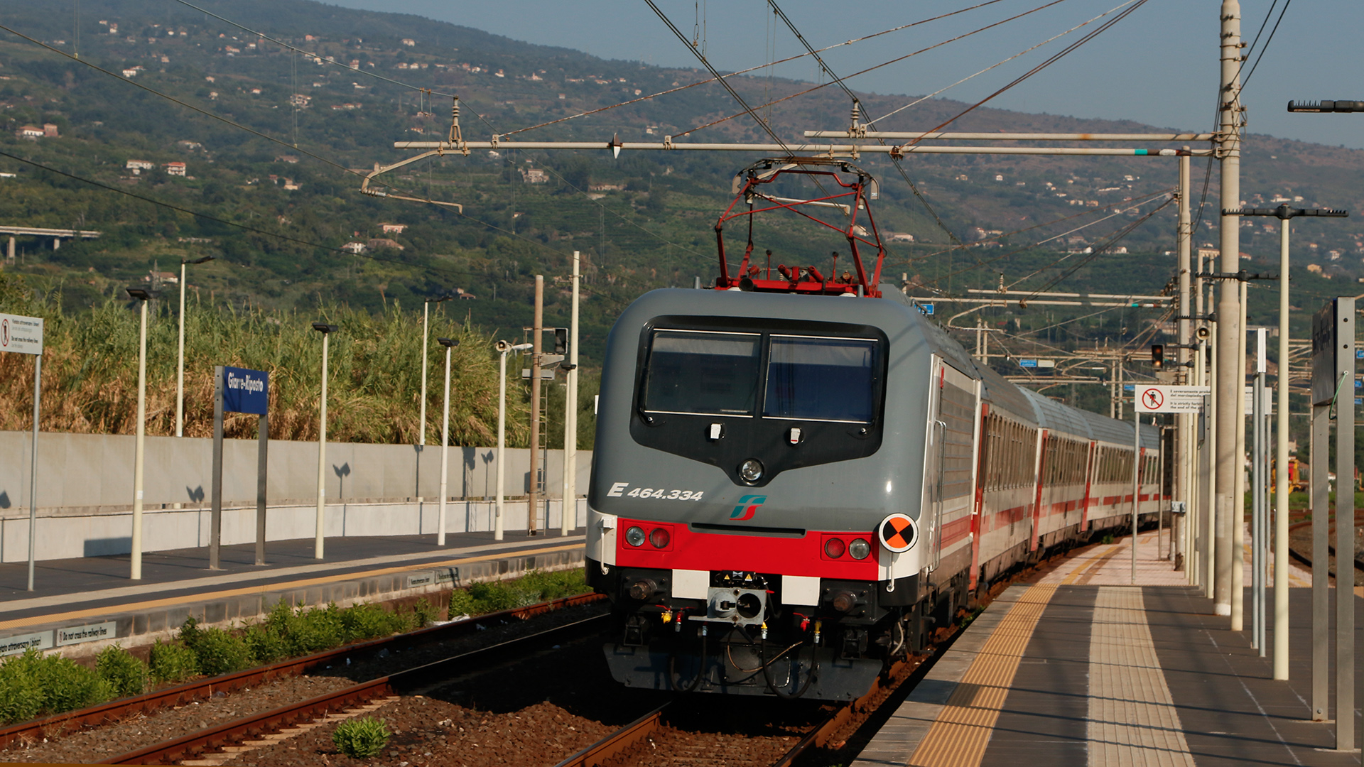 E464 334 Intercity 722 dalla Sicilia a Roma Termini | TrainsPictures.com