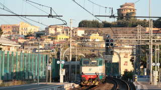 Espresso da Torino Porta Nuova a Salerno, con titolare la E656 010, in transito illuminata dalle prime luci della giornata da Roma San Pietro.