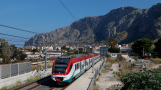ETR425 treno 97 in servizio aeroportuale tra Palermo Centrale e Punta Raisi, in transito presso Capaci.