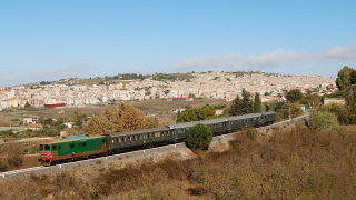 Dopo un facile inseguimento, il secondo scatto della giornata lo effettuiamo poco fuori la stazione di Canicattì, dalla strada statale, con il paese sullo sfondo.
