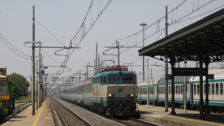 La E656 424 è ripresa in veloce transito a Forlì con un treno Intercity da Venezia Santa Lucia a Lecce, on una lunga teoria di carrozze Giubileo.