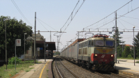Quasi in condizioni estetiche perfette la E655 220, in veloce transito da Forlì con un treno completo di casse mobili della ditta Spinelli.