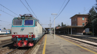 Il trasferimento da Forlì a Faenza avviene con questo interregionale con in testa la E632 029, qui fotografato al terzo binario di quest