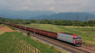 Merci di carri per trasporto materiale ferroso con titolare la E652 108, in transito da Tricesimo - San Pelagio.