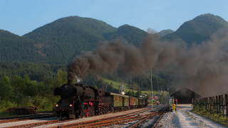 Ripartenza da Bohinjska Bistrica per la SZ 33 037, impegnata con un treno storico turistico da Nova Gorica.