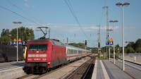 Mentre il merci sulla sinistra è in sosta per precedenza, un Intercity con in coda la DB 101 061 è qui ripreso in partenza dalla stazione di Rosenheim.