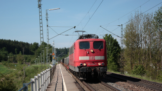 Convoglio merci in transito dalla fermata di Paindorf, con in testa la DB 151 020.