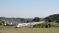 Servizio ad alta velocità tra Monaco e Norimberga effettuato con questo ICE di quarta generazione, in transito tra le campagne di Paindorf.