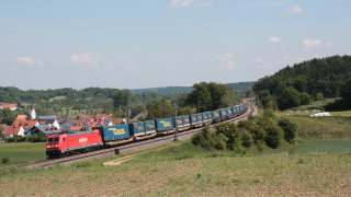 Convoglio completo LKW Walter in transito a velocità presso Paindorf, con titolare la DB 185 220.