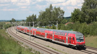 Regionale ad alta velocità in transito presso Vierkirchen-Esterhofen, alla trazione la solita DB 111, in testa una vettura pilota a 2 piani.