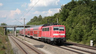 Diretta a Munich Haumptbanhof da Inngolstadt, la DB 111 187 è qui ripresa in transito da Vierkirchen-Esterhofen.