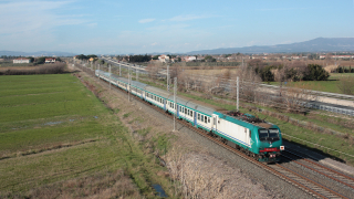 Regionale da Roma Termini a Pisa Centrale in transito in località Bibbona, con in spinta in coda la E464 364.
