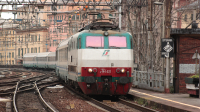 Intercity per Torino Porta Nuova con titolare la E444 031, in transito da Genova Sampierdarena.