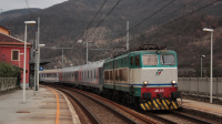 Uno dei treni più singolari che percorrono la rete ferroviaria italiana è sicuramente l'espresso da Mosca a Nizza, qui fotografato in transito presso Isola del Cantone con titolare la E656 030.