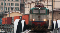 Sul breve ma caratteristico raccordo tra Genova Rivarolo e la line dei Giovi, transita a bassa velocità la E655 225, con un variopinto merci di containers.