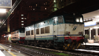 Sosta ai binari di ricovero per le locomotive in stazione a Genova Brignole per la E656 492, mentre riposa vicino a una E444R.