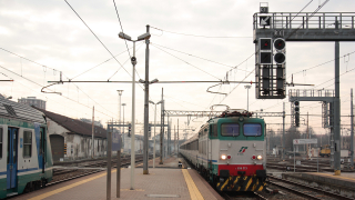 Lunghissimo Intercity con in testa la E656 515, in ingresso in stazione ad Alessandria.