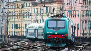 Regionale in partenza da Genova Sampierdarena con in coda la E464 539 e una lunga composizione di vetture Casaralta.