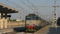 Intercity Notte da Trieste Centrale a Lecce, con titolare la E656 437 mentre effettua l'ingreso in stazione a Monopoli.